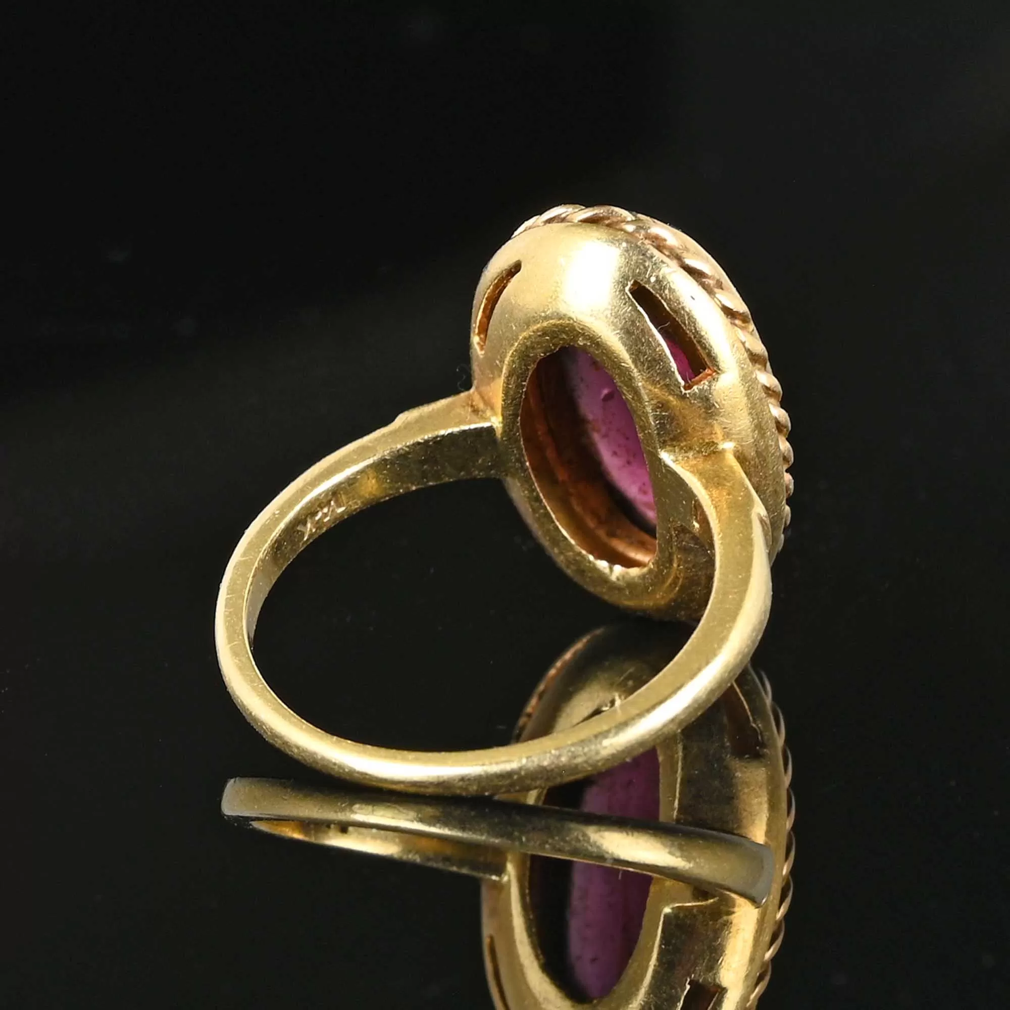 Fine 14K Gold Garnet Cabochon Ring