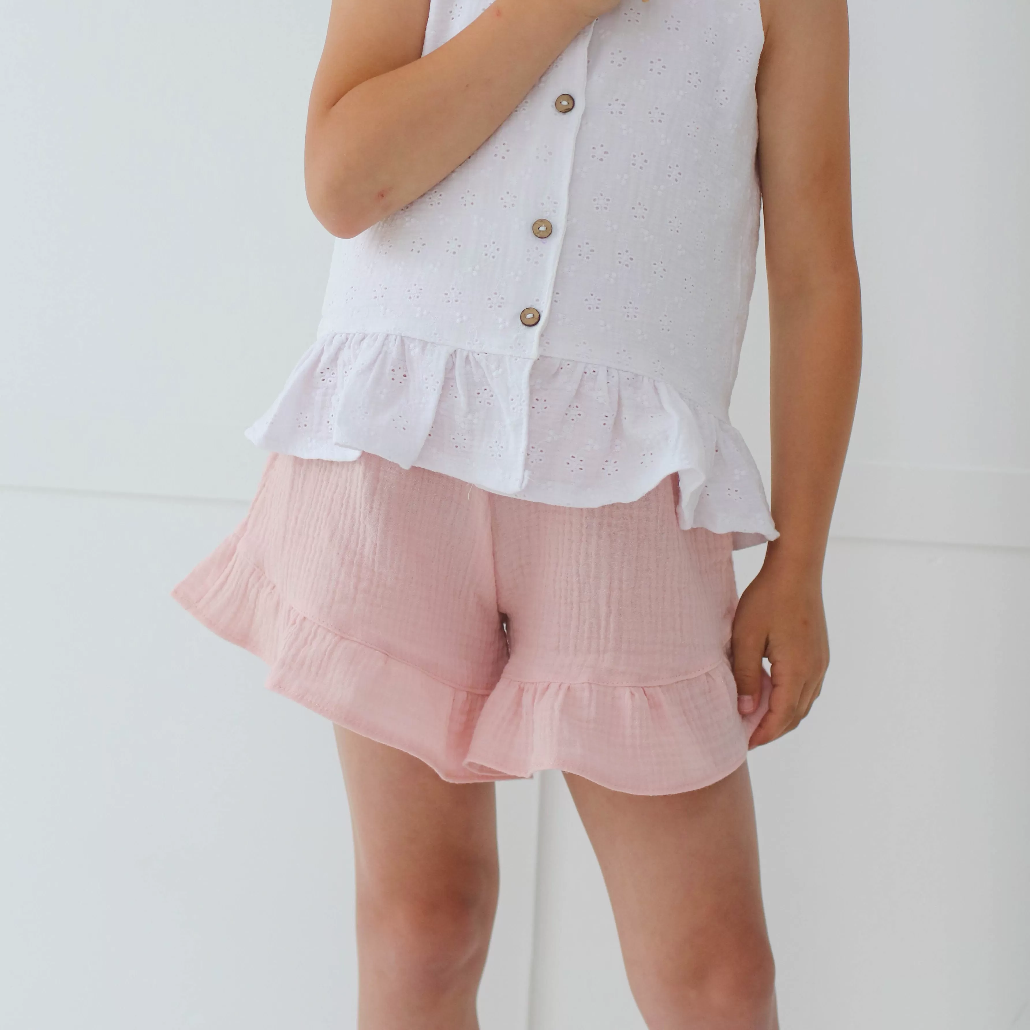 Muslin shorts with a ruffle - STRAWBERRY & CREAM