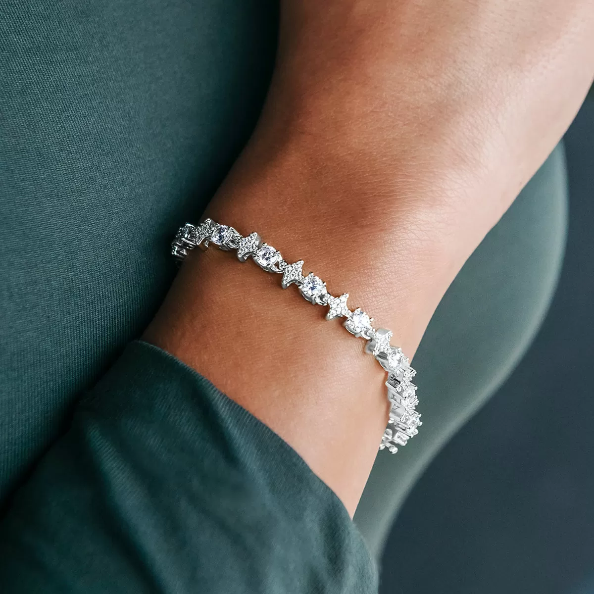 Round Stone Star Tennis Bracelet in White Gold