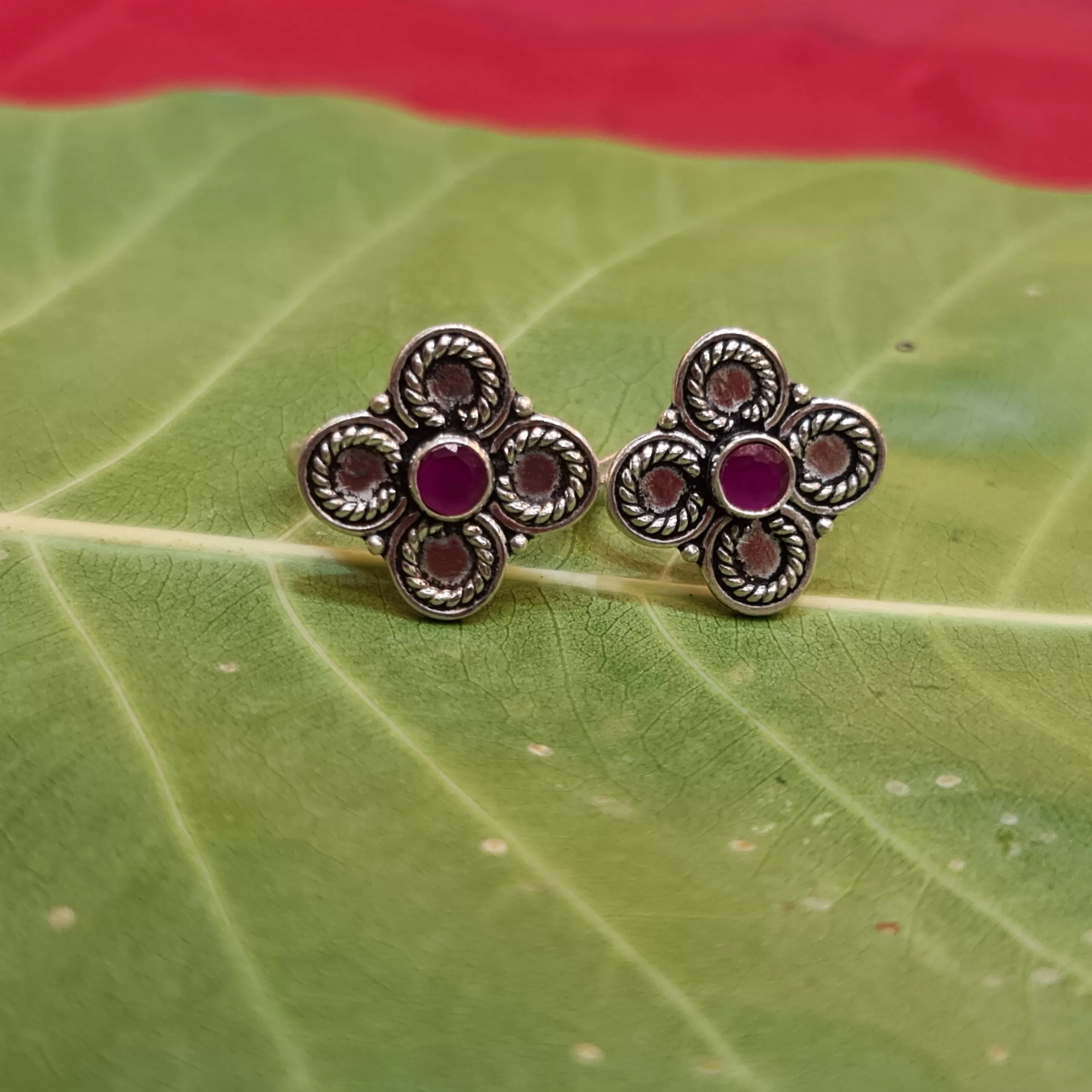 Sparkling Elegance: Mesmerizing 92.5 Silver Ruby Emerald Bichiya to Adorn your Feet