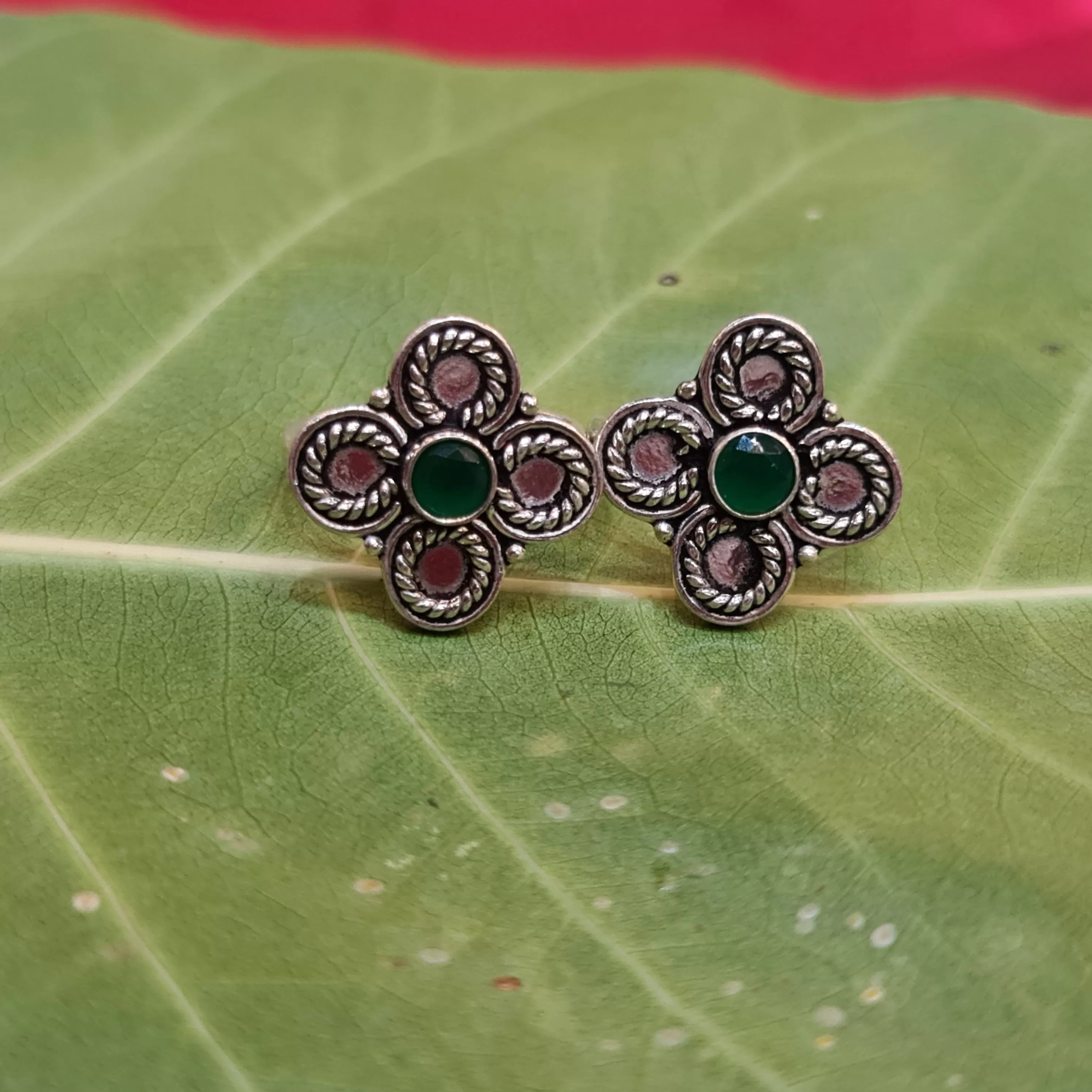 Sparkling Elegance: Mesmerizing 92.5 Silver Ruby Emerald Bichiya to Adorn your Feet