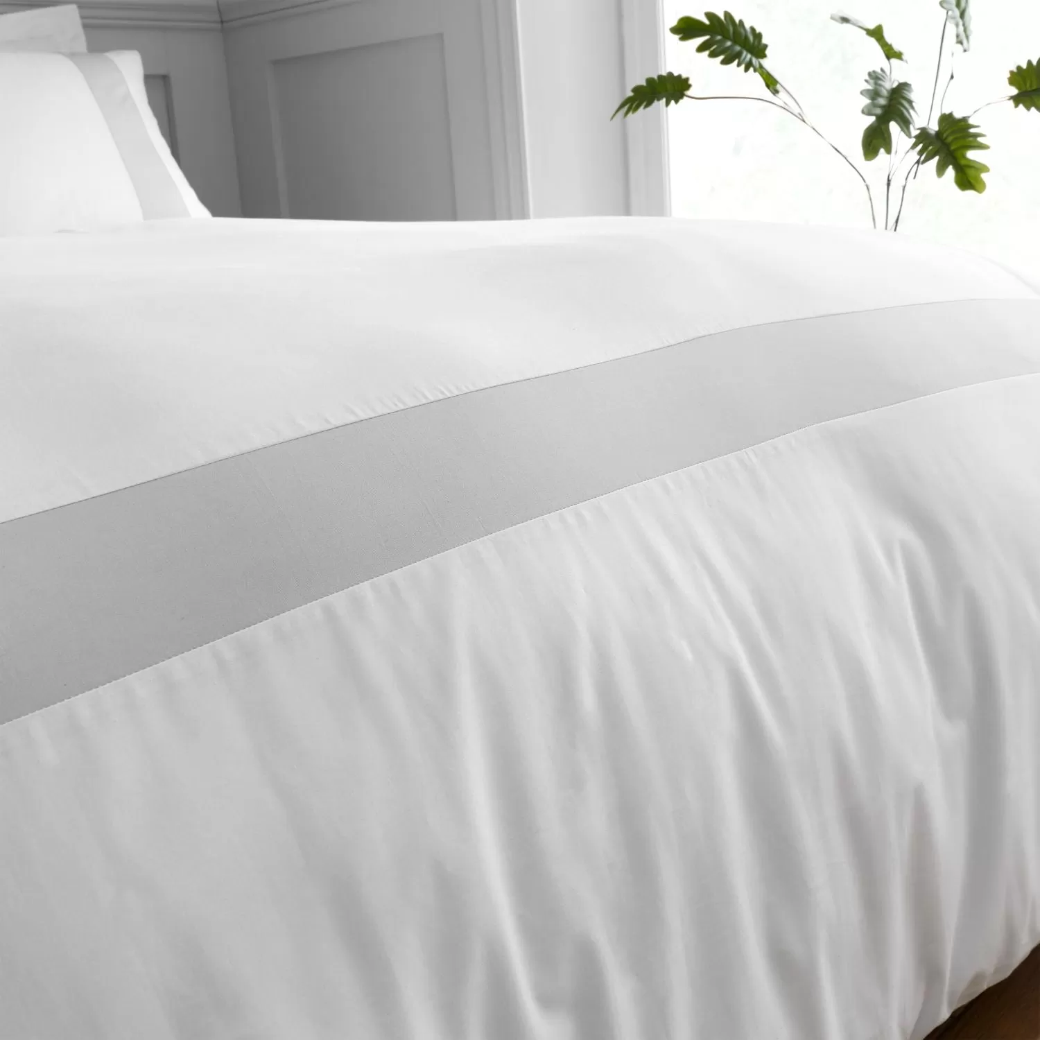 Tailored 180 Thread Count Cotton Duvet Cover Set - White / Silver