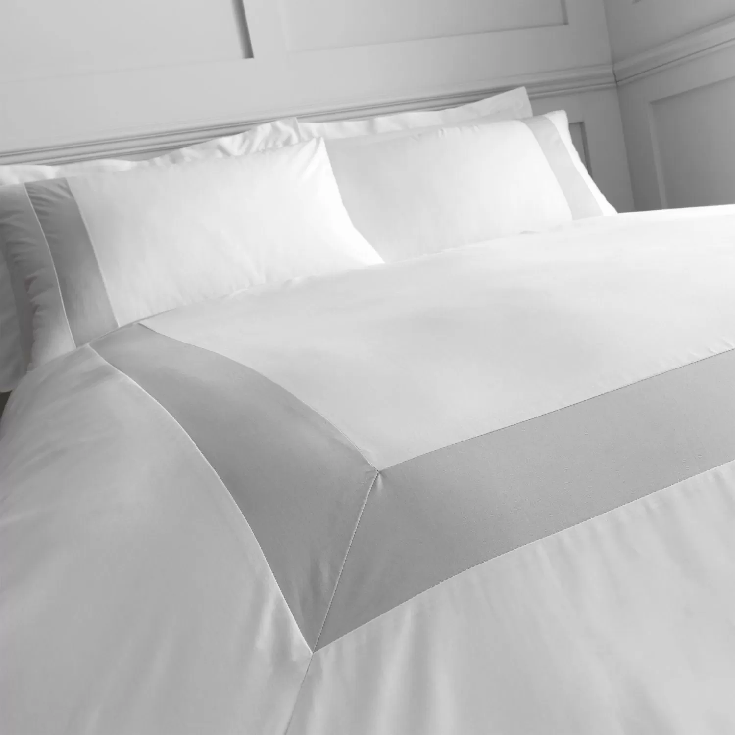 Tailored 180 Thread Count Cotton Duvet Cover Set - White / Silver